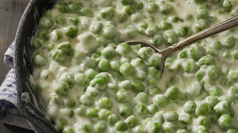 A pot of creamed peas.