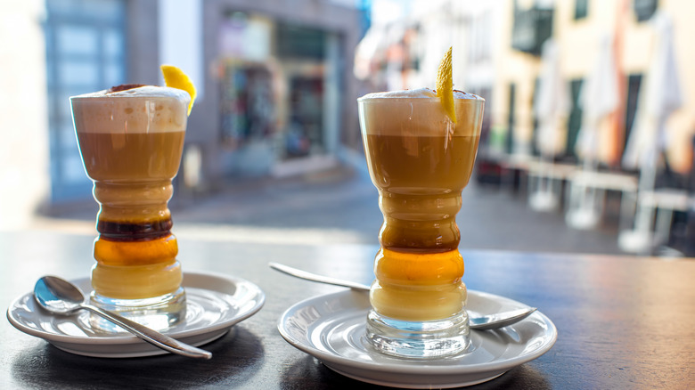 Barraquito coffees overlooking street