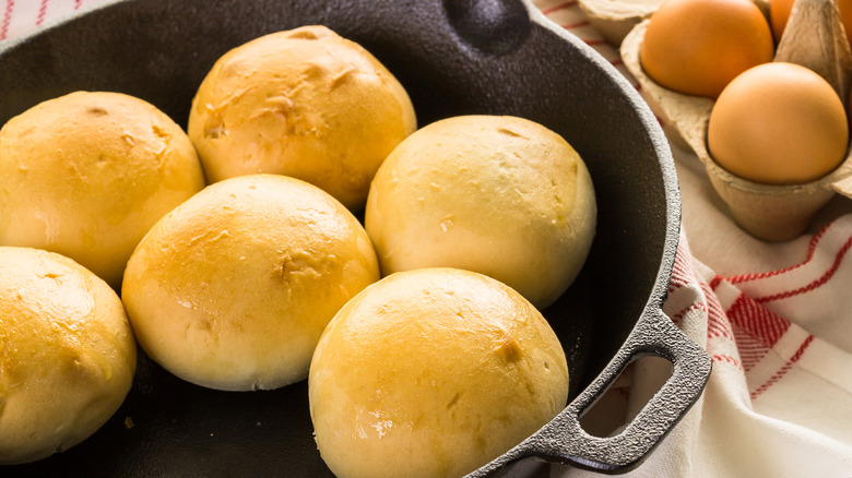 dinner rolls in cast iron skillet