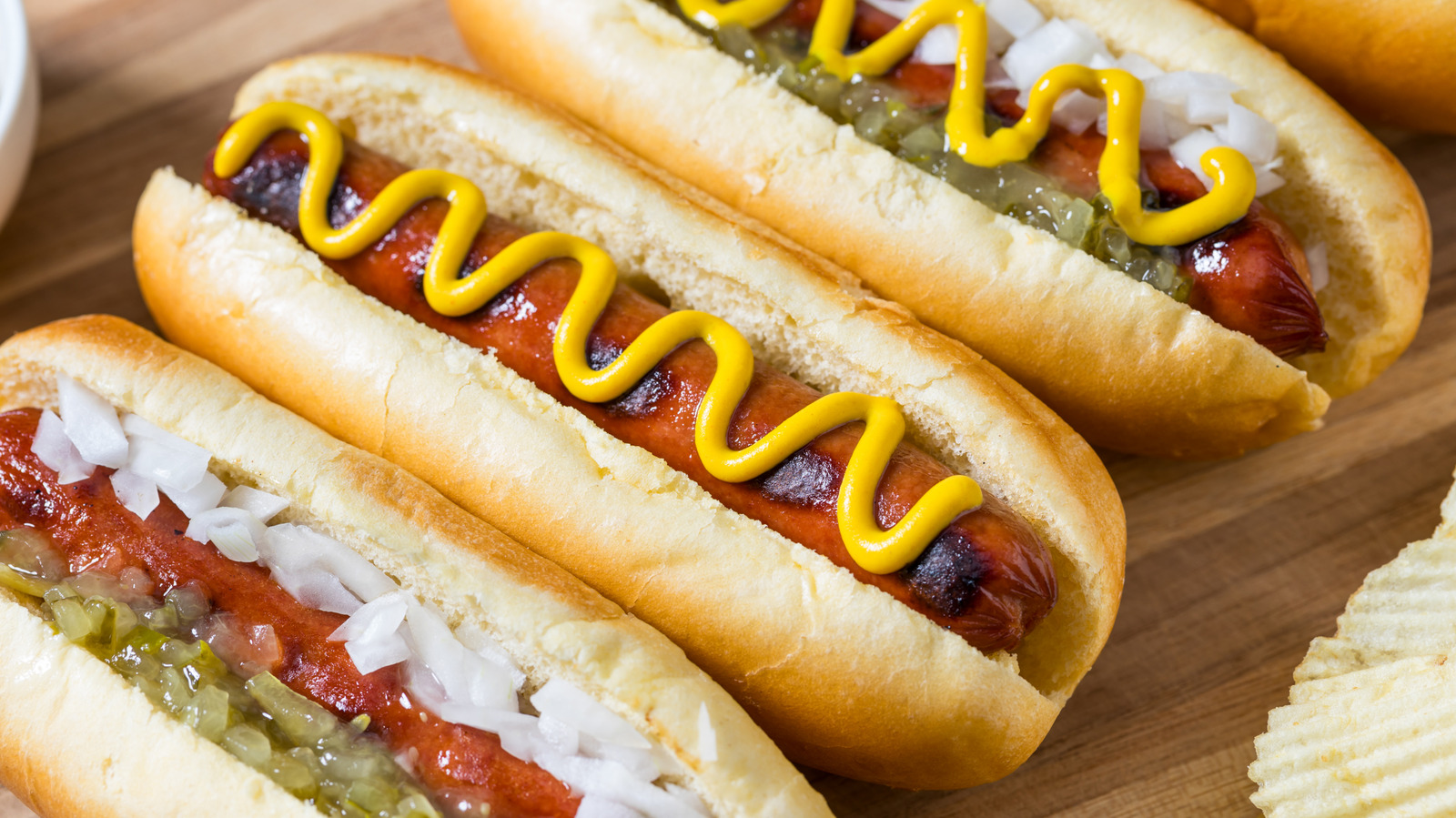 <a href="https://www.foodrepublic.com/2227084/chicago-vs-seattle-hot-dogs-difference/" target="_blank">Chicago Vs Seattle Hot Dogs: How The Glizzy Styles Differ</a>