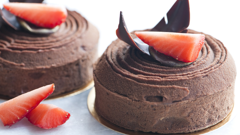 chocolate tarts with strawberries