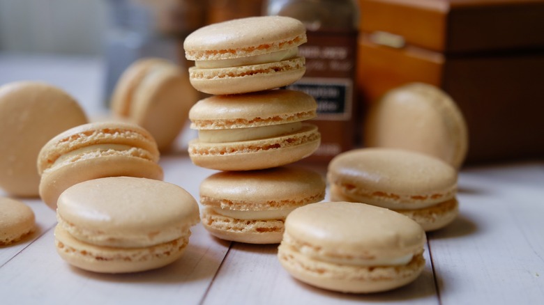 orange pumpkin spice macarons