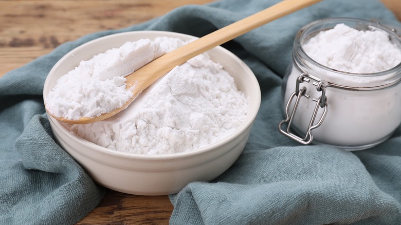 Cornstarch in bowl with spoon and in jar