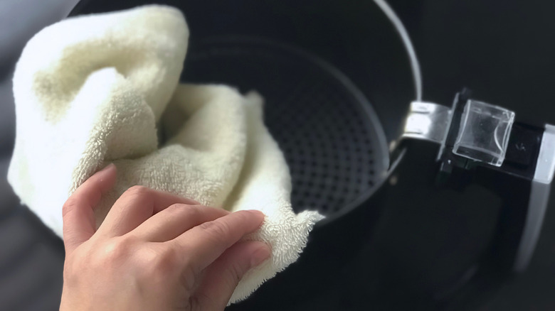 cleaning air fryer basket