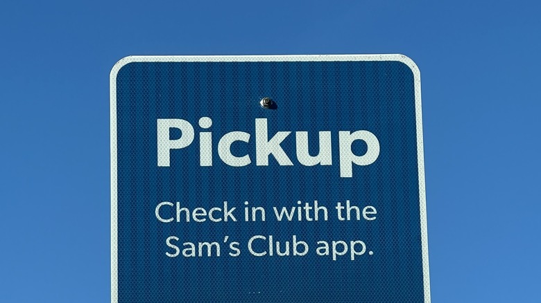 Parking sign for Sam's Club curbside pickup