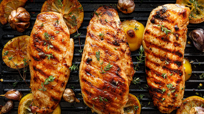 Grilled chicken breast with lemon