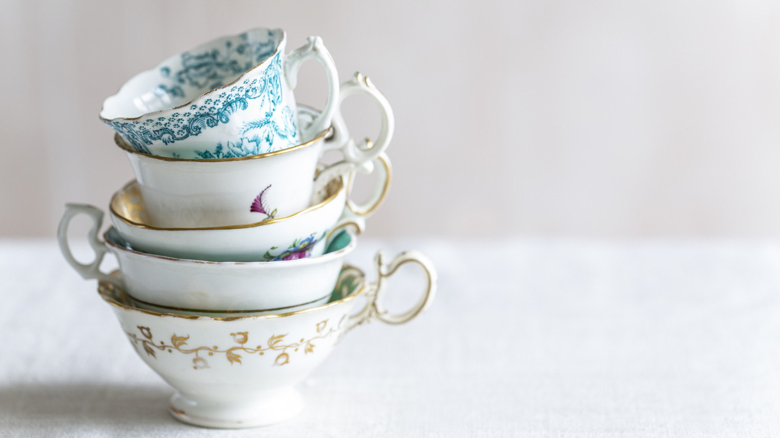 <a href="https://www.foodrepublic.com/1929999/vintage-teacup-cupcake-display-idea/" target="_blank">Cupcake Displays Look Effortless With This Vintage Teacup Idea</a>