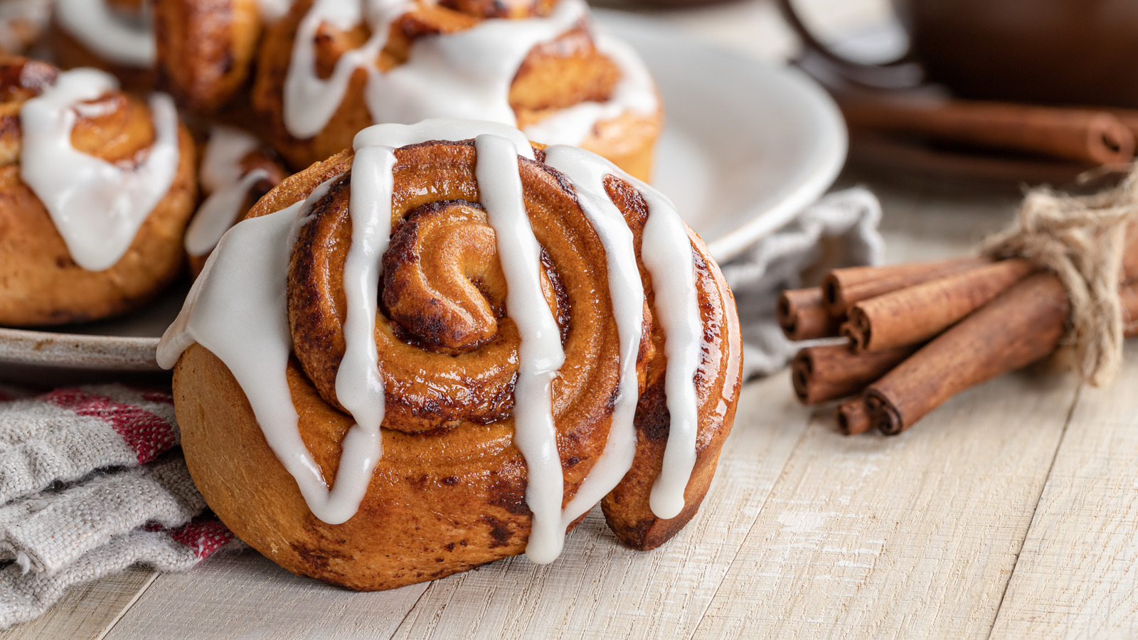 <a href="https://www.foodrepublic.com/1907646/boxed-cake-mix-cinnamon-rolls/" target="_blank">Customize The Flavor Of Cinnamon Rolls With Your Favorite Boxed Cake Mix</a>