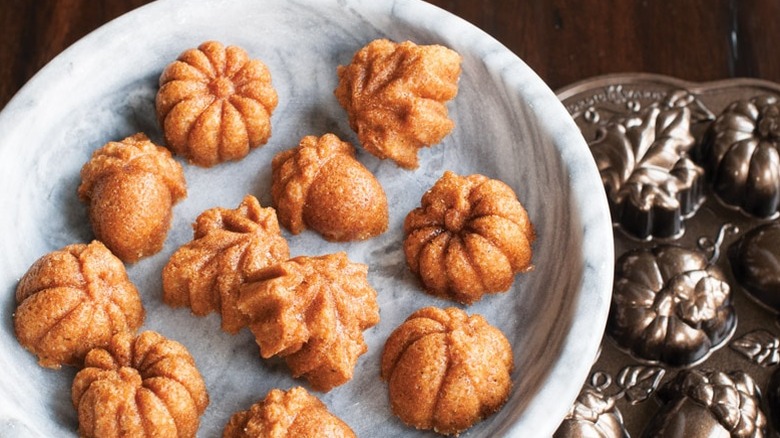 Nodicware Cakelet pan and autumn shaped cakelets
