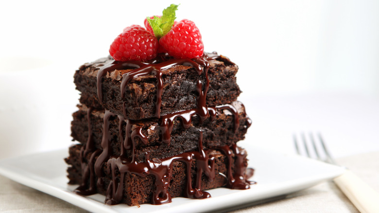 brownies with fudge sauce 
