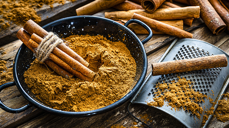 ground cinnamon