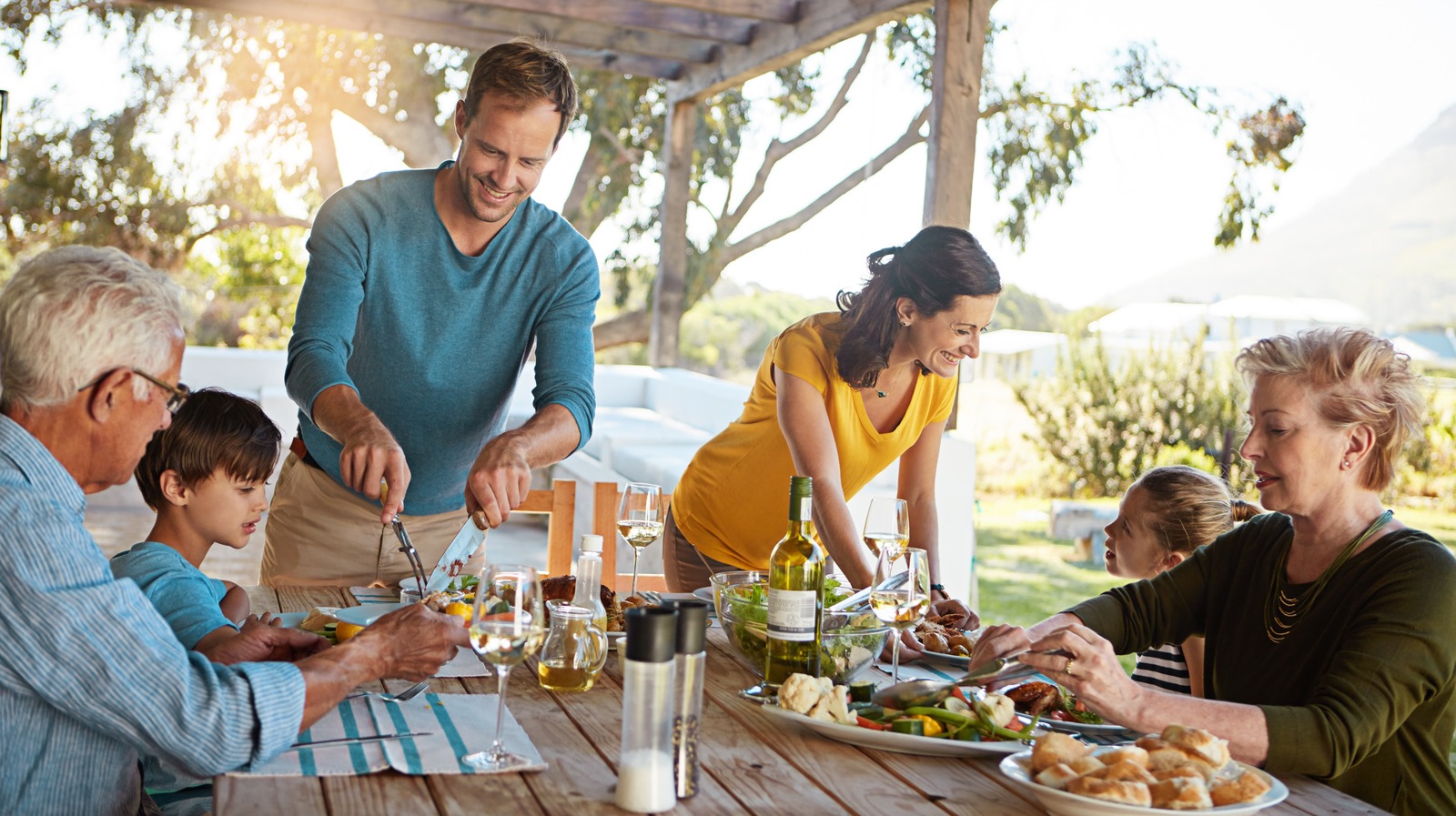 <a href="https://www.foodrepublic.com/1883968/keep-wasps-away-citrus-hack/" target="_blank">Dining Outdoors? Keep Wasps Away With This Citrus Hack</a>