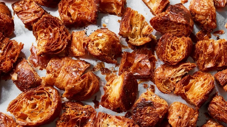 Crispy croissant croutons