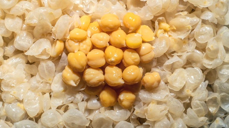 Pile of chickpeas atop skins