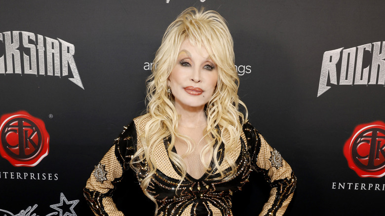 Dolly Parton posing at an event.