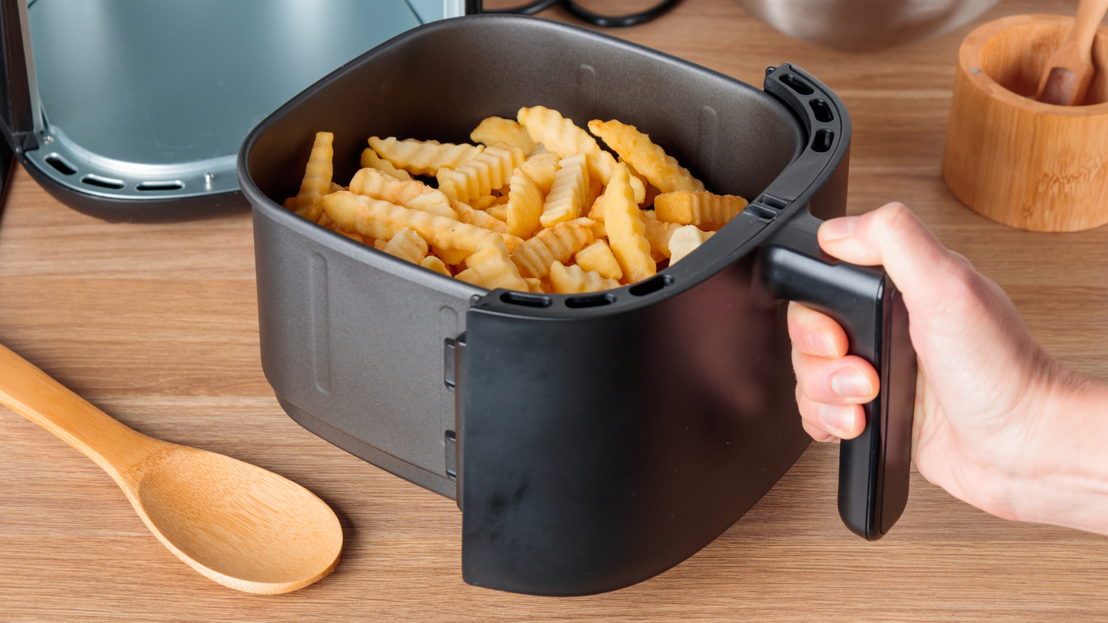 <a href="https://www.foodrepublic.com/1764835/crispy-air-fryer-fries-shake-halfway/" target="_blank">Don’t Forget One Step When Cooking Fries In The Air Fryer</a>