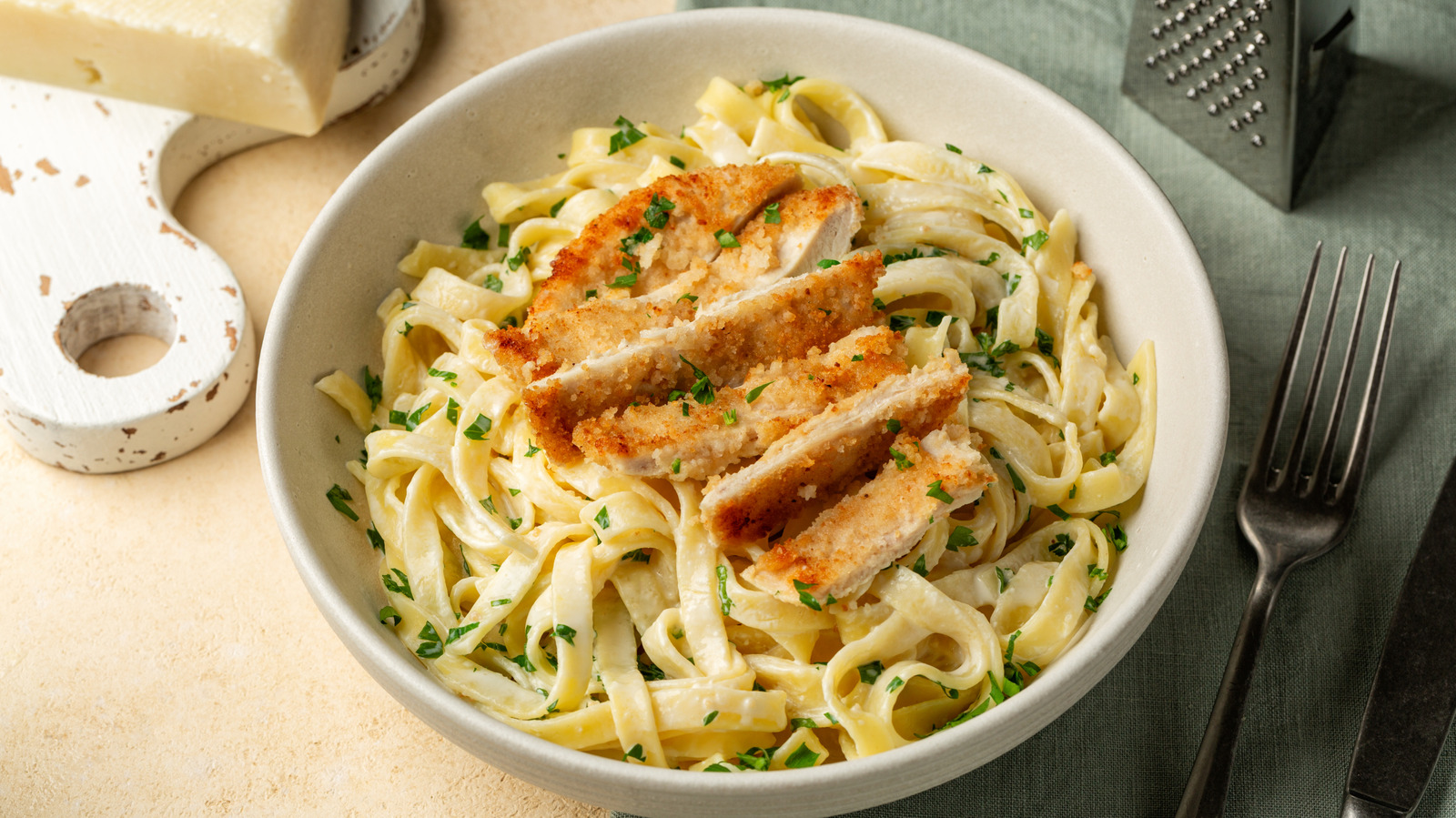 <a href="https://www.foodrepublic.com/2081352/upgrade-jarred-alredo-sauce-chicken-drippings/" target="_blank">Don’t Throw Chicken Drippings Away – Use It To Make Jarred Alfredo Sauce 10x Better</a>