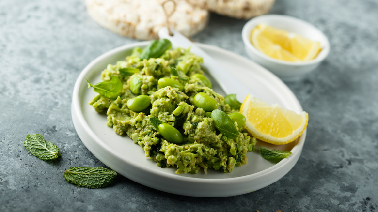 Edamame hummus with lemon