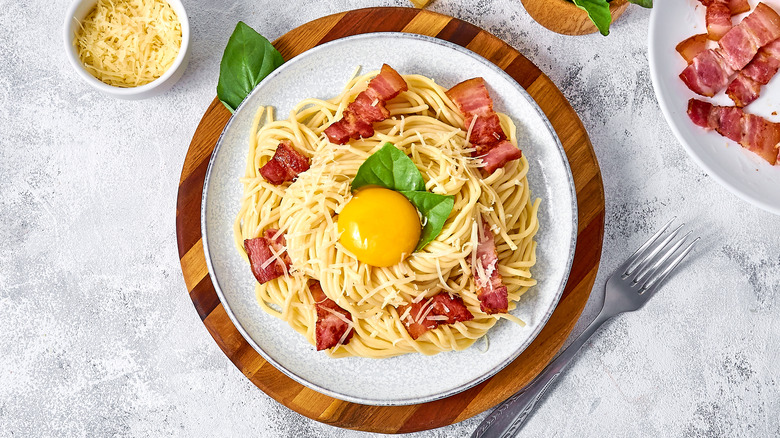 Egg yolk in pasta with bacon