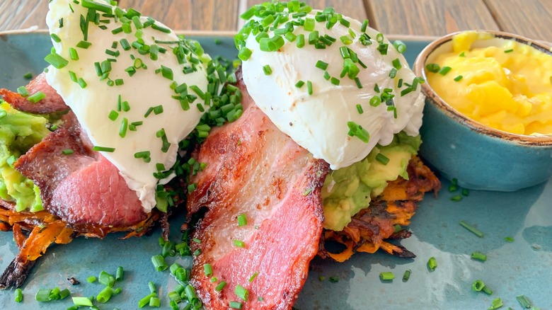 Poached egg, bacon, avocado on hash browns