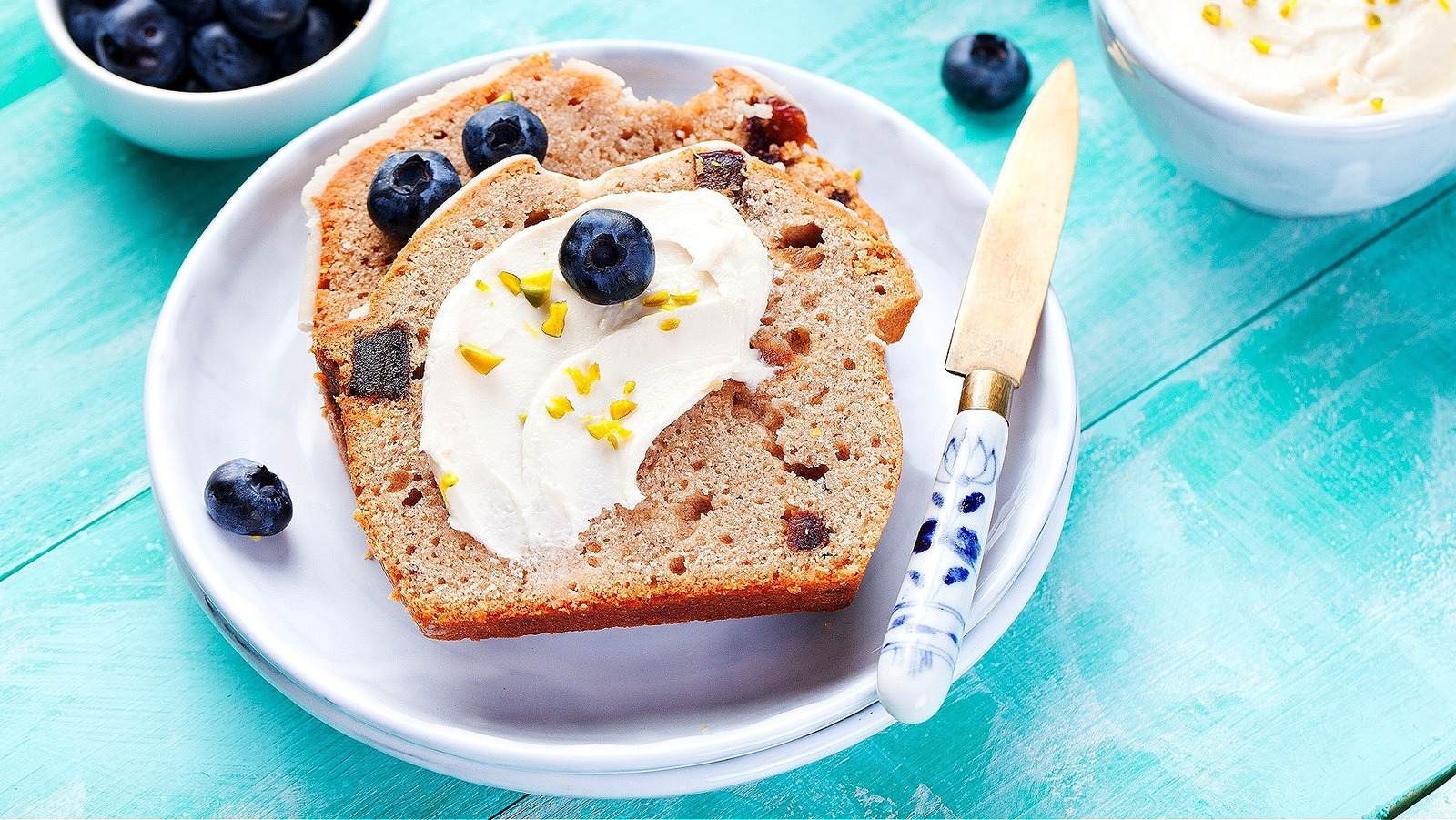 <a href="https://www.foodrepublic.com/1762339/banana-bread-cream-cheese-topping/" target="_blank">Elevate Your Banana Bread With One Creamy Topping</a>