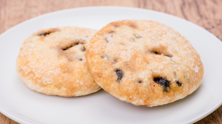 traditional english eccles cakes with currants