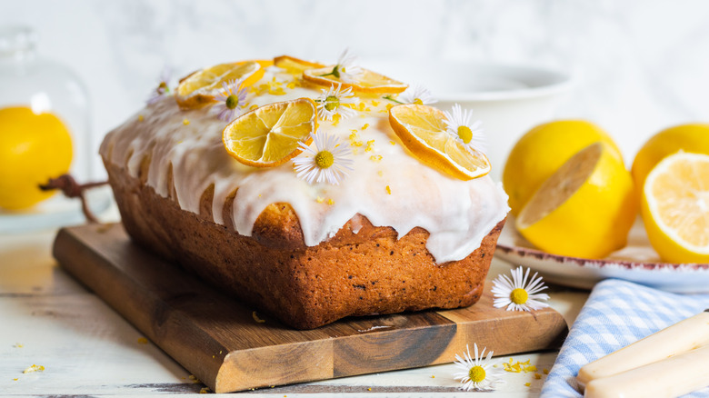Sunny lemon cake with daisies
