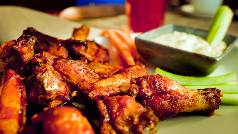 chicken wings and dip