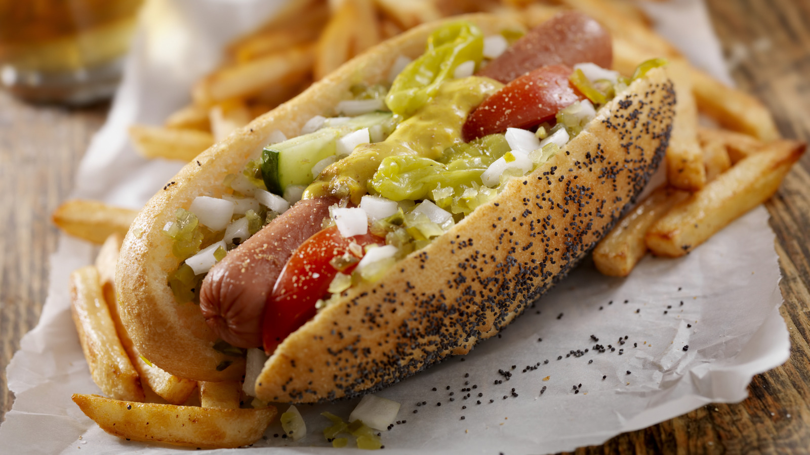 <a href="https://www.foodrepublic.com/1904462/what-goes-on-chicago-hot-dog-order/" target="_blank">Everything That Goes On A Chicago Hot Dog, In Order</a>
