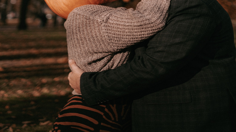 kissing pumpkin heads