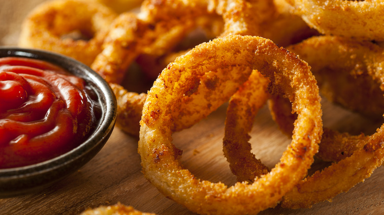 onion rings with ketchup