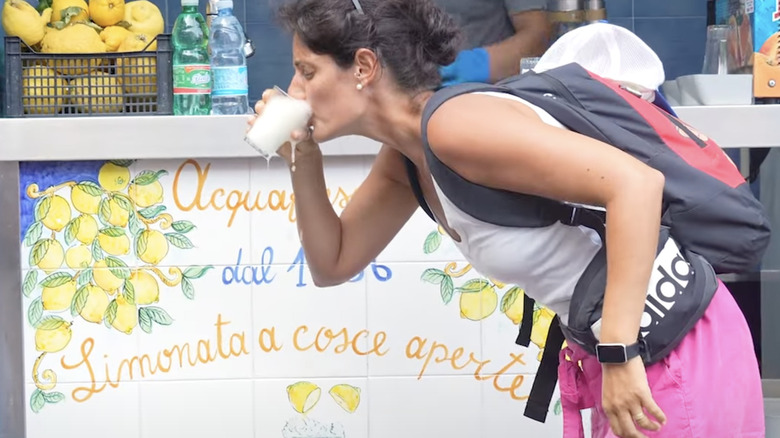 Man making limonata a cosce aperte