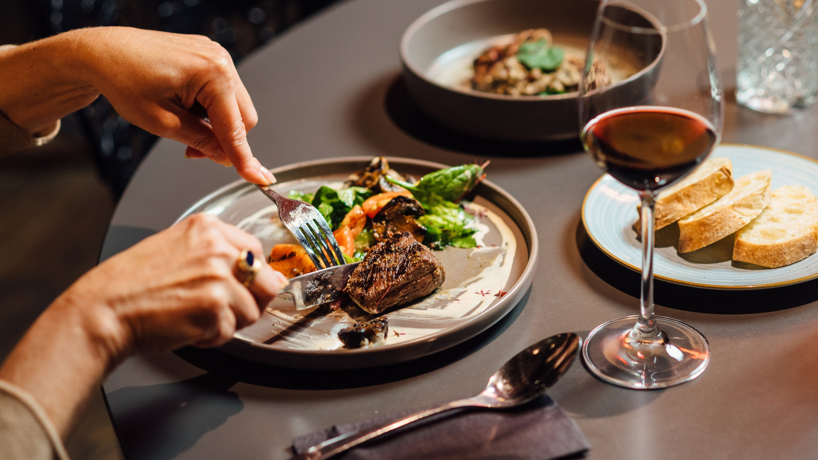 <a href="https://www.foodrepublic.com/2097551/why-fine-dining-restaurants-avoid-sirloin-steak/" target="_blank">Fine Dining Restaurants Avoid This Steak For A Snobbish Reason</a>