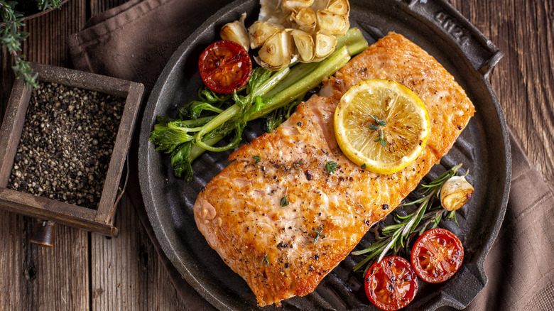 Salmon with vegetables and black pepper