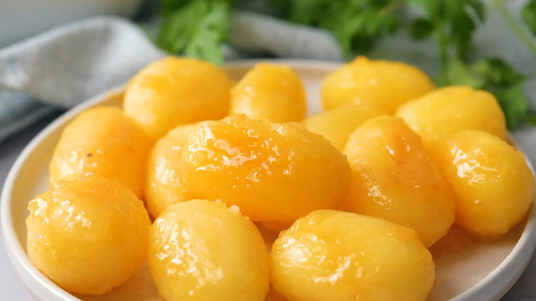 A plate of brunede kartofler.