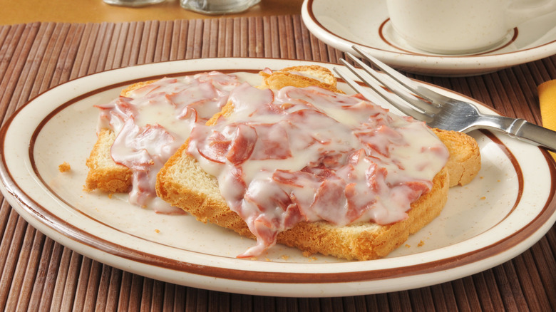 Creamed beef atop toasted bread served on a plate