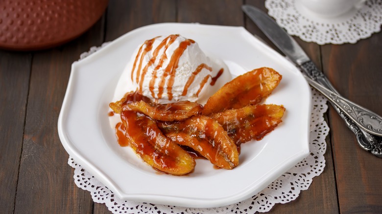 Caramelized bananas and ice cream