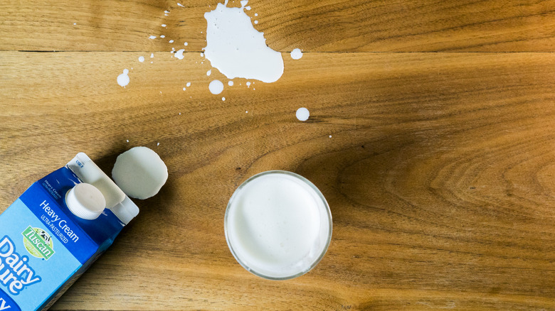 carton of heavy cream and poured cream in cup