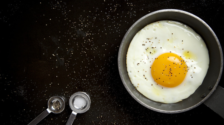 fried egg in round mini pan