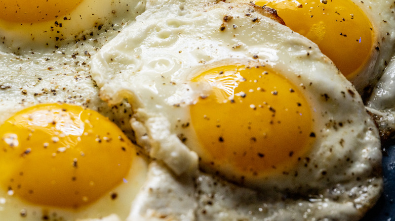 https://www.foodrepublic.com/img/gallery/fried-egg-hacks-youll-wish-you-knew-sooner/intro-1701710652.jpg