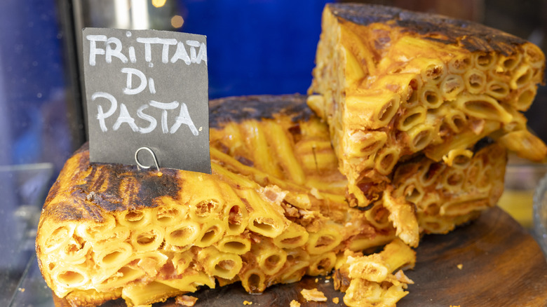 Frittata di pasta in a food stand