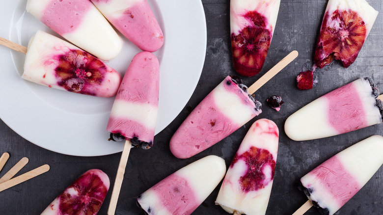 Frozen yogurt pops with vanilla and fruit
