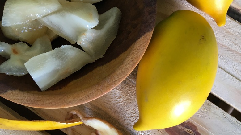 Cut abiu in a bowl