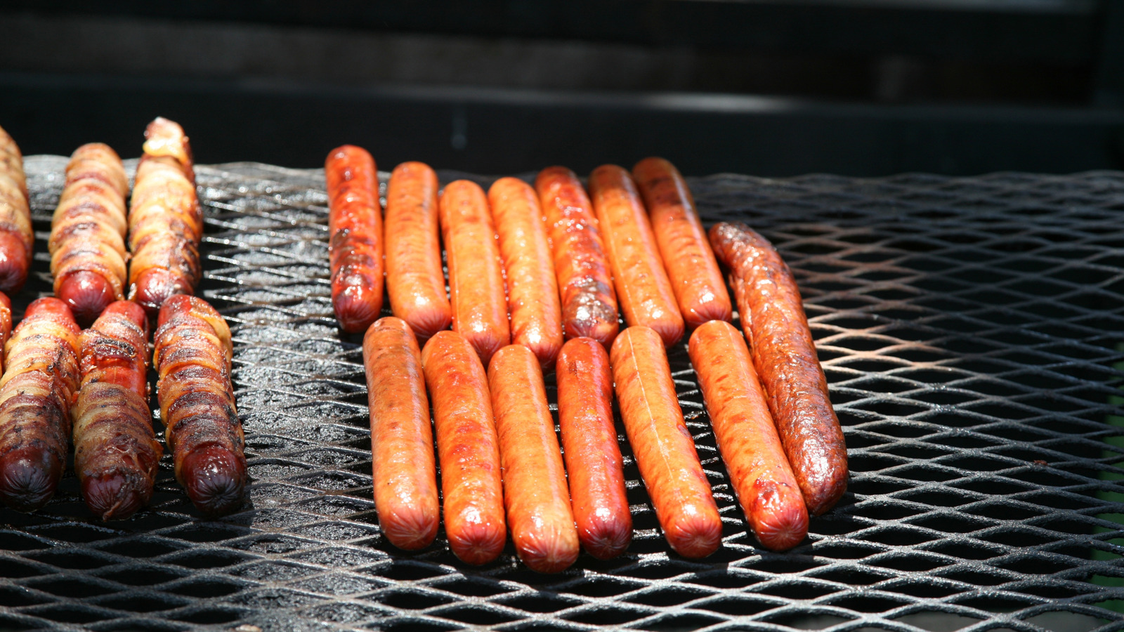 <a href="https://www.foodrepublic.com/1922105/hot-dog-japanese-inspired-makeover-seaweed-topping/" target="_blank">Give Hot Dogs A Japanese Twist With This Unexpected Topping</a>