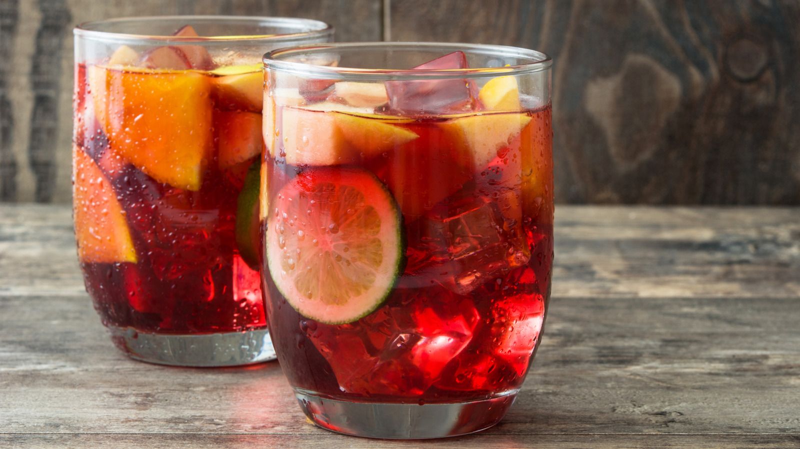 <a href="https://www.foodrepublic.com/2189396/add-mint-sangria-summer-taste/" target="_blank">Give Sangria A Taste Of Summer With Just One Ingredient</a>