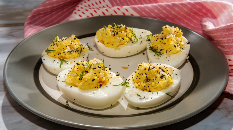 Plate of deviled eggs with everything bagel seasoning on top