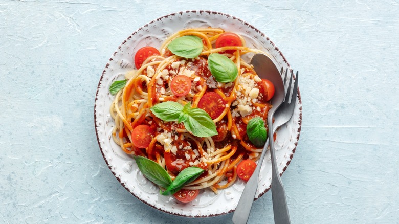 spaghetti with tomato and basil