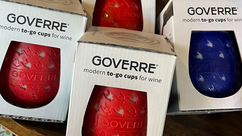 Multiple Goverre to-go wine cups in packaging, in both red and blue cup colors