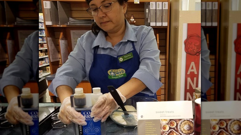 Publix chef preparing Tiramisu pie at Publix sampling station