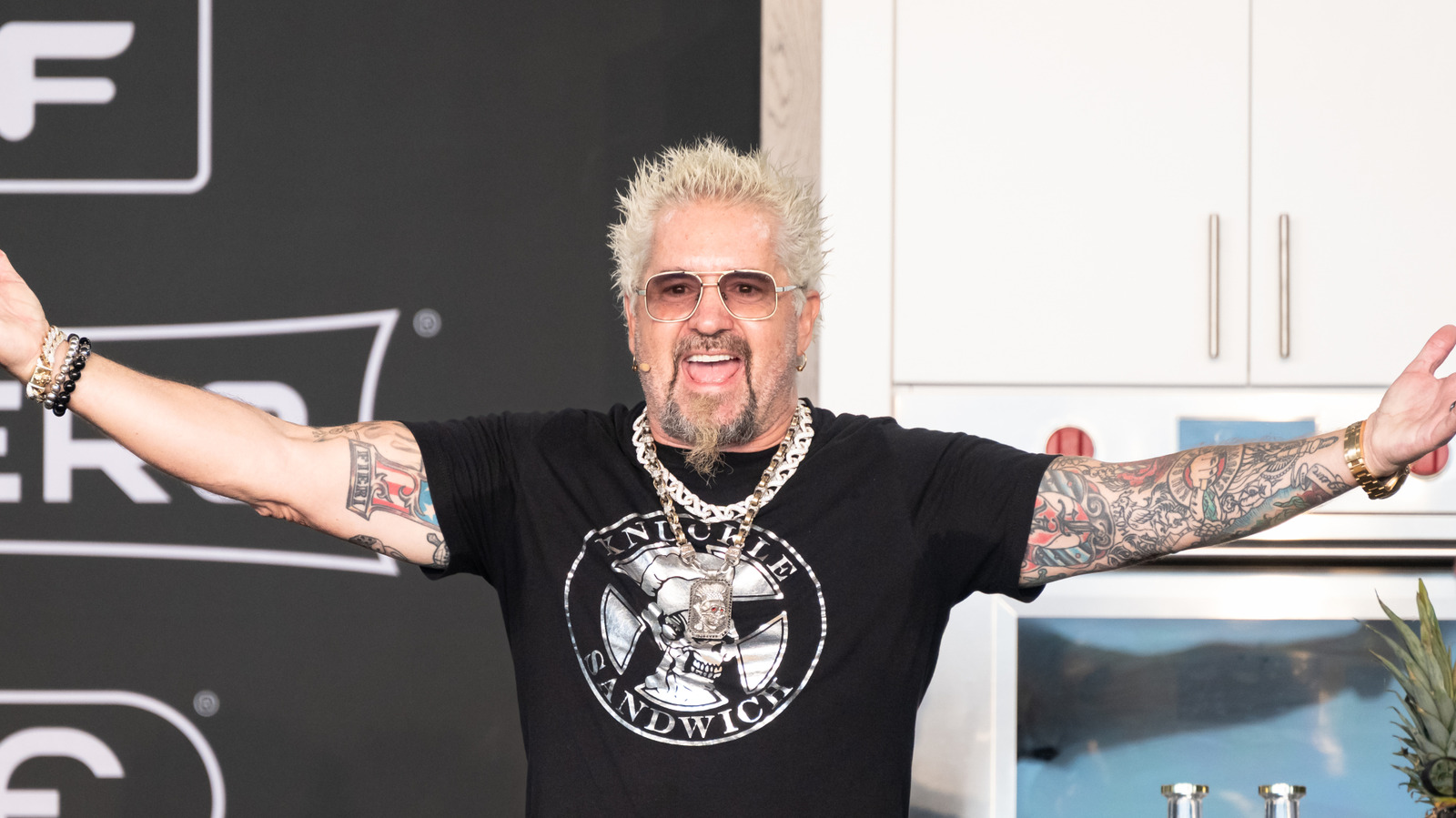<a href="https://www.foodrepublic.com/2114342/guy-fieri-texas-bbq-restaurant-sausage-the-pit-room/" target="_blank">Guy Fieri Loves This Texas BBQ Restaurant For Its Homemade Sausage</a>